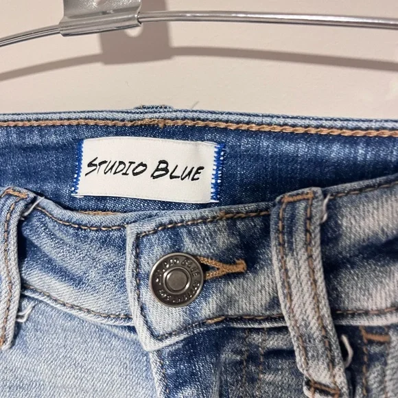 Studio Blue Women’s Size 27 Light Wash Distressed Slim Straight Jeans Raw Hem - Picture 5 of 9